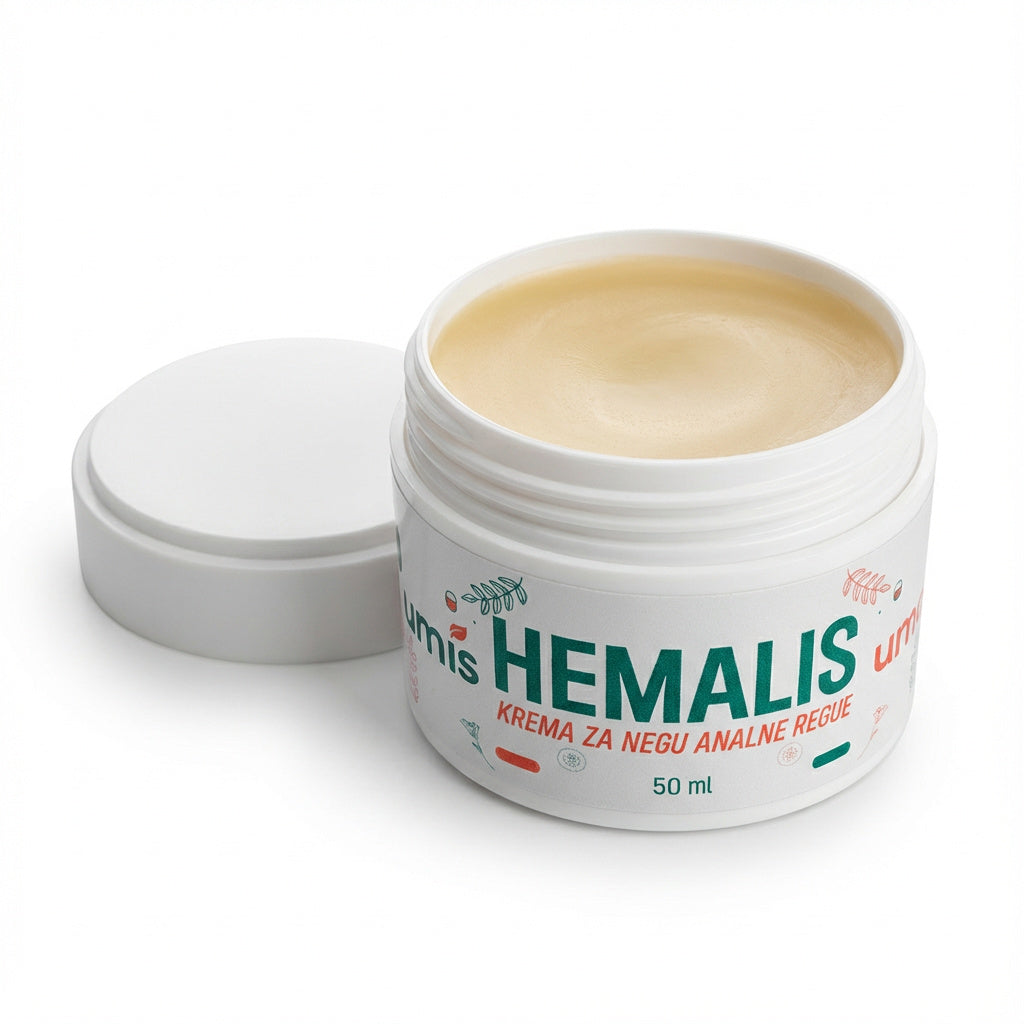 Otvorena teglica Hemalis UMIS kreme za negu analne regije, prirodni balzam svetložute teksture u beloj plastičnoj ambalaži od 50 ml, sa zelenim i narandžastim oznakama i ilustracijama biljaka koje naglašavaju prirodni sastav.